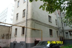 Окна реконструируемых квартир на первом и втором этажах дома