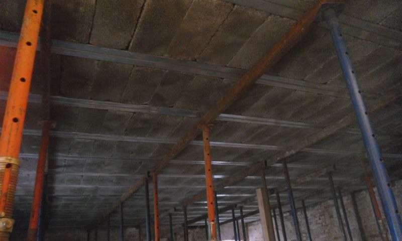 Вид снизу на перекрытие потолка
