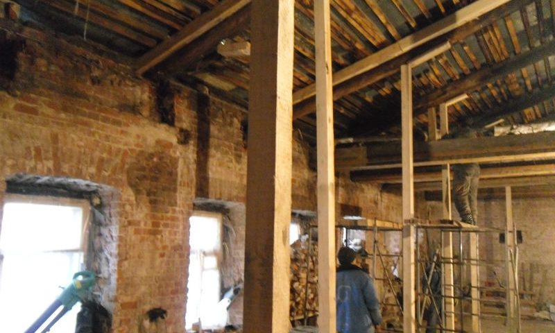Временные деревянные опоры для фиксации крыши