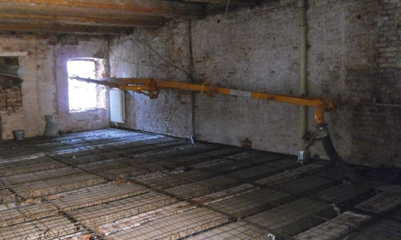 Труба бетононасоса в помещении