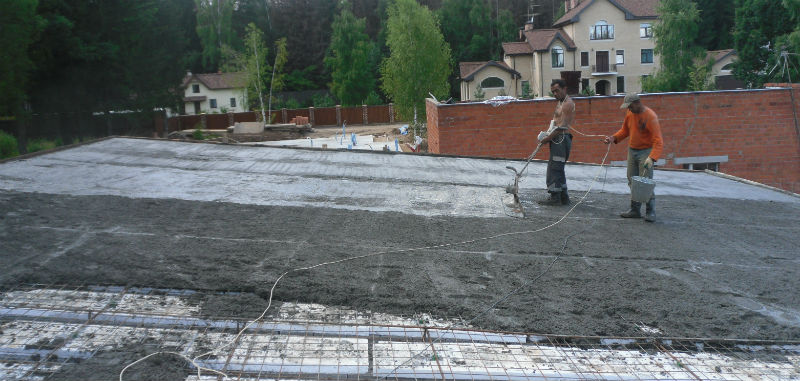 Уплотнение и выравнивание поверхности бетона виброрейкой