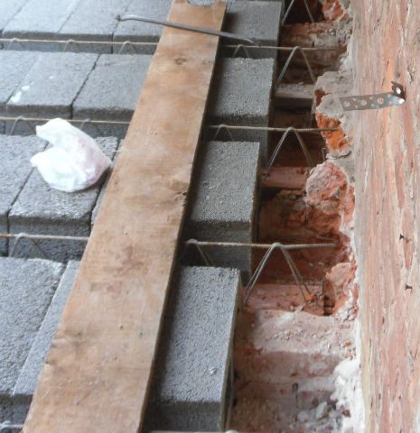 Установка балок несъемной опалубки МАРКО-СТАНДАРТ на стены здания