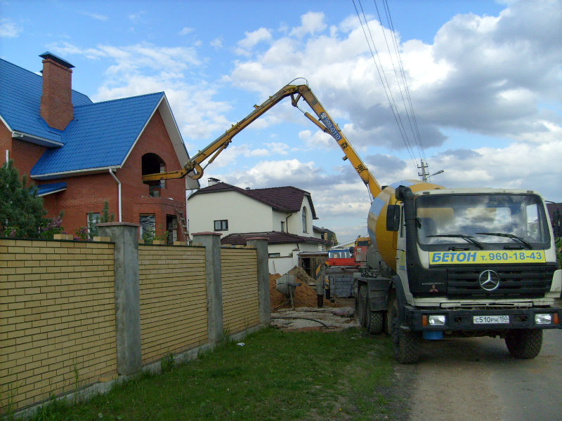 Подача бетона в окно второго этажа дома в деревне Румянцево