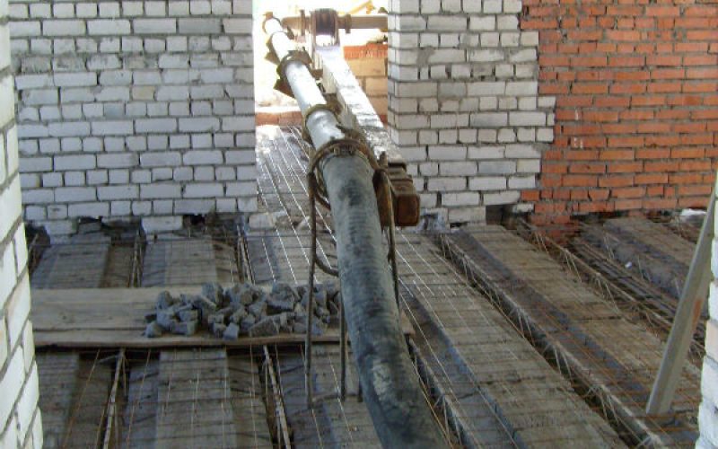 Подача бетона на перекрытие второго этажа