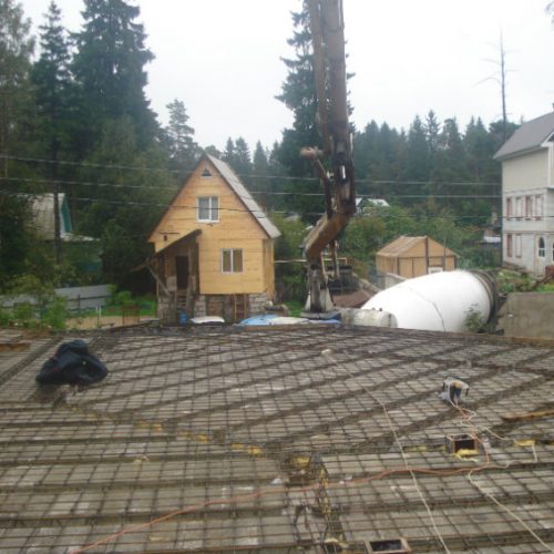 Сложная конструкция несъемной опалубки перекрытия вызвана особенностями проекта дома