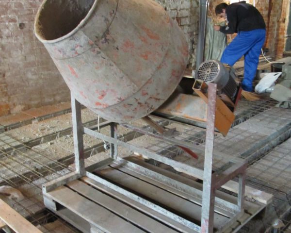 Бетономешалка подготовлена для бетонирования перекрытия