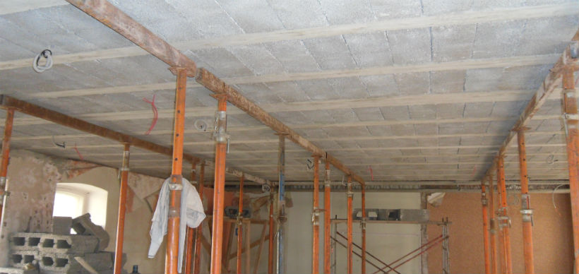 Вид на потолок снизу перед началом бетонирования