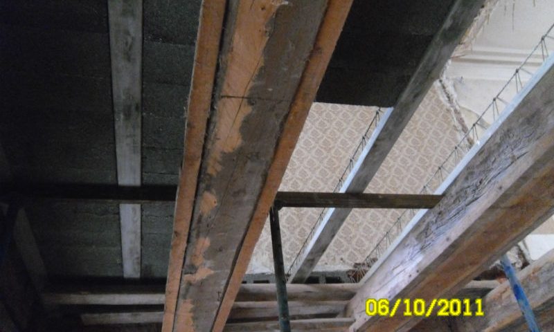 Монтаж бетонных балок в несъемную опалубку перекрытия второго этажа