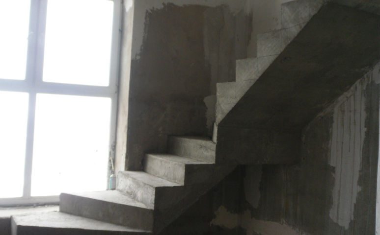 Бетонная межэтажная лестница в квартире