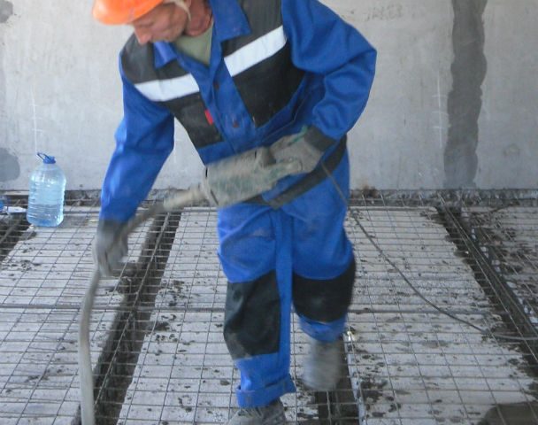 Виброуплотнение бетонной смеси в опалубке перекрытия МАРКО