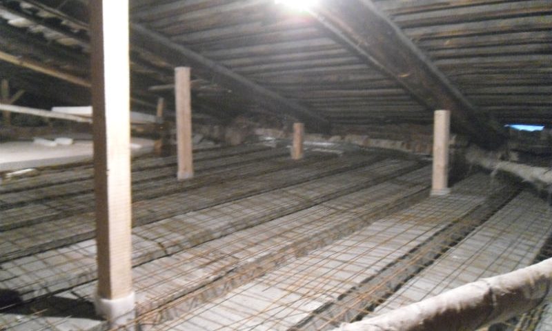 Временные деревянные стойки для фиксации крыши от провисания