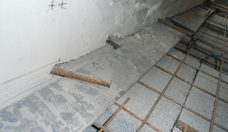 Куски стального двутавра обеспечивали крепление балок перекрытия МАРКО к бетонному ригелю