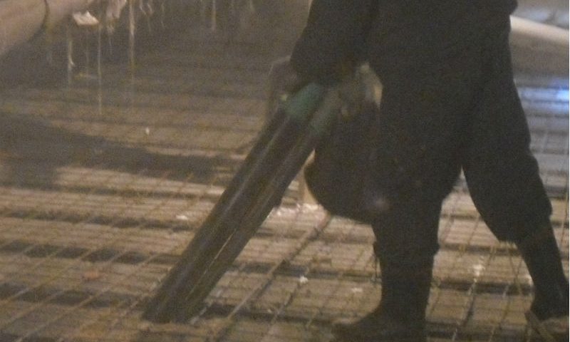 Очистка поверхности несъемной опалубки перед началом бетонирования