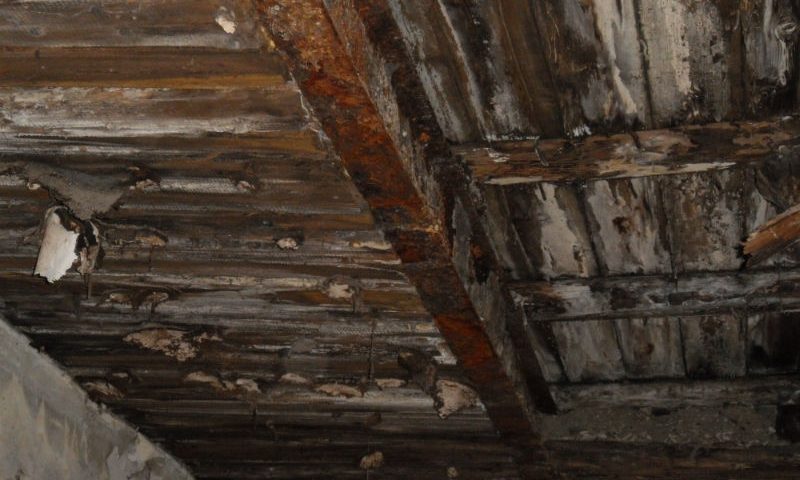 Стальной двутавр 19 века в конструкции деревянного потолка