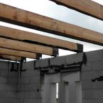 Монтаж балок деревянного перекрытия