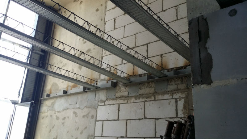 Общий вид крепления балок сталебетонного перекрытия АТЛАНТ к стенам