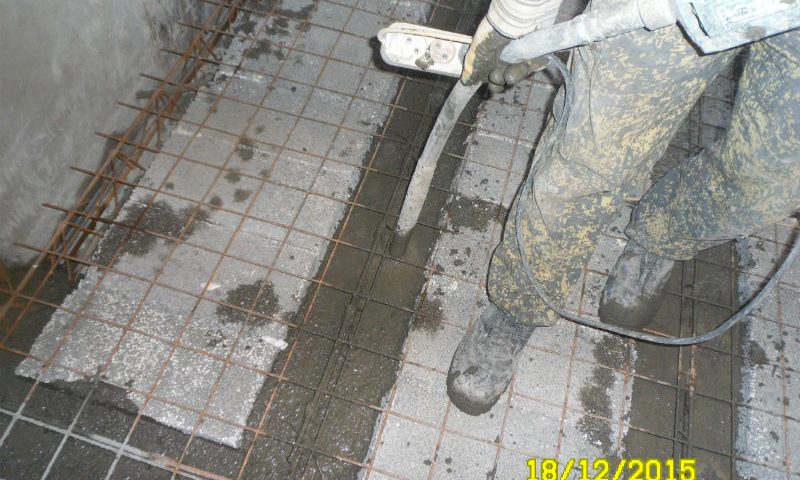 Виброуплотнение бетона в опалубке перекрытия МАРКО