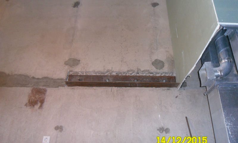 Стальной уголок на бетонной стене квартиры