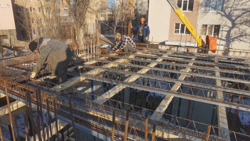 Начало монтажа перекрытия первого этажа