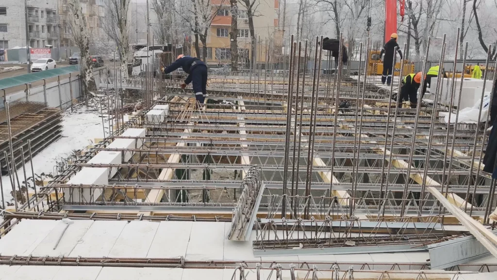 Монтаж перекрытия первого этажа и укладка газобетонных блоков