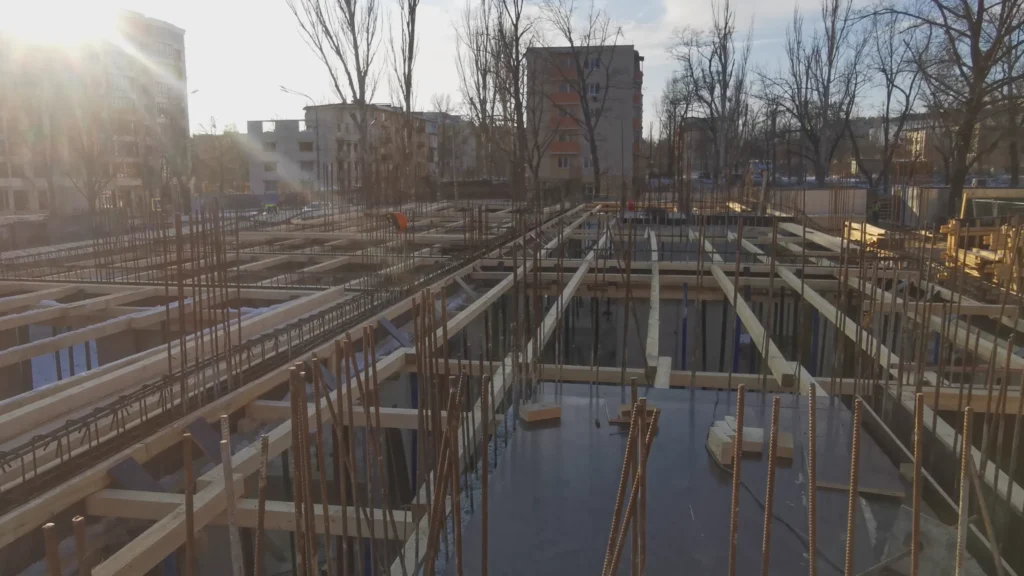 Начало монтажа перекрытия первого этажа