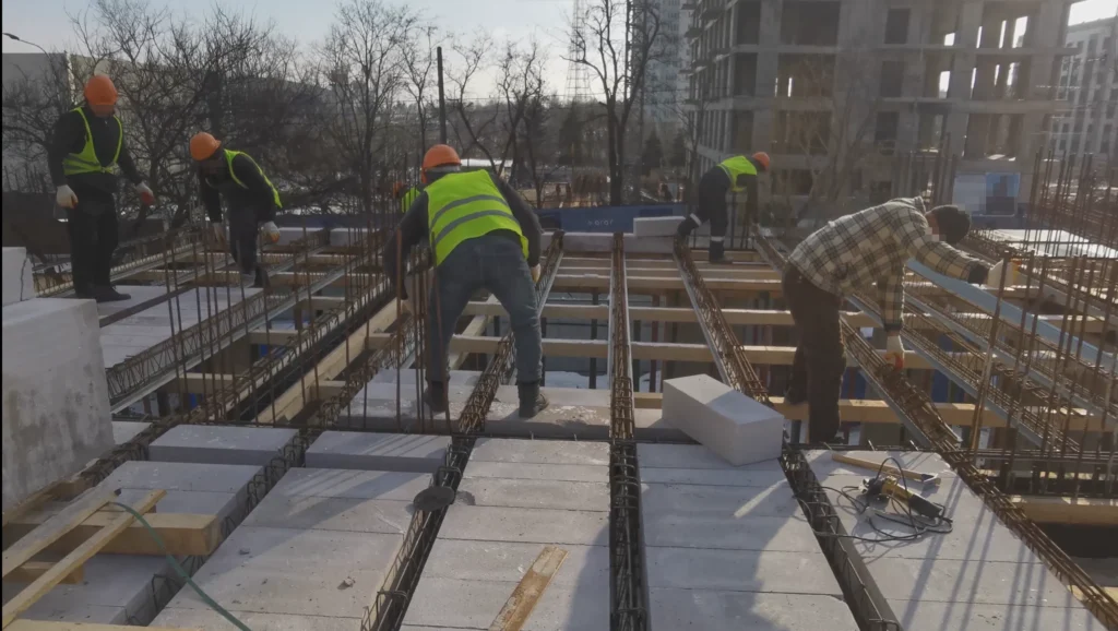 Укладка газобетонных блоков в перекрытие первого этажа