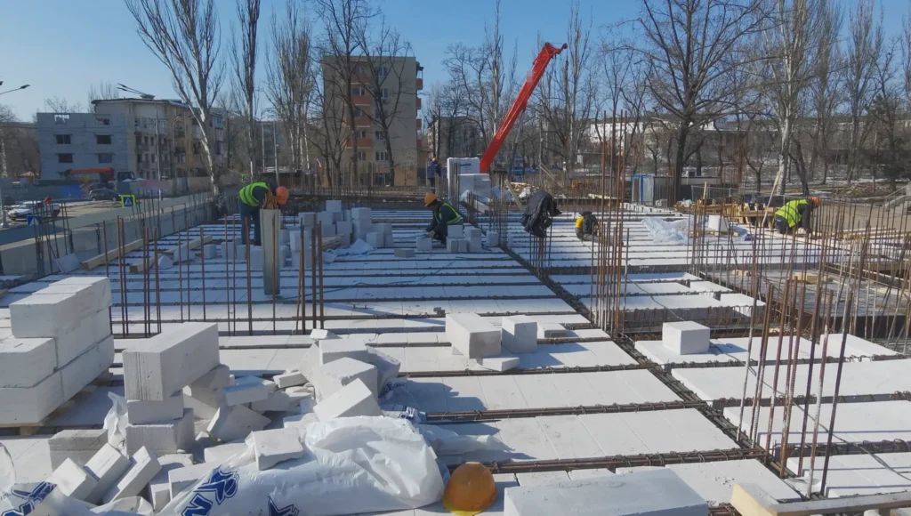 Укладка газобетонных блоков в перекрытие первого этажа