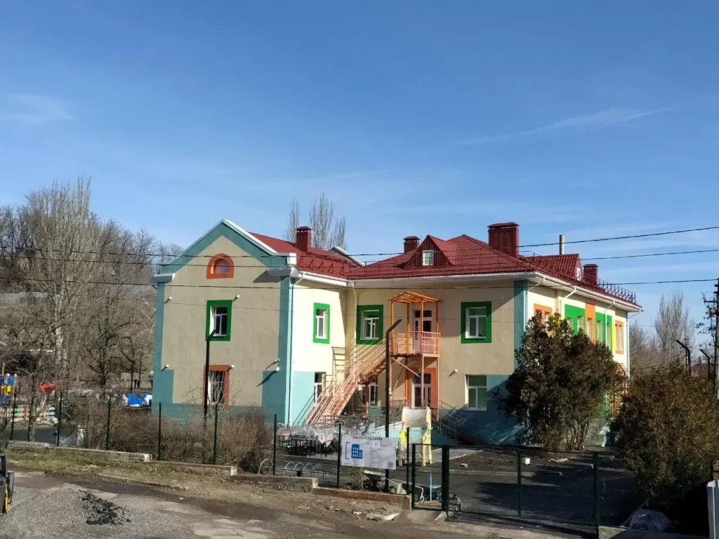 Здание детского сада «Чайка» в Мариуполе в феврале 2026 года