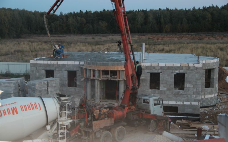 Подача бетона бетононасосом на перекрытие МАРКО