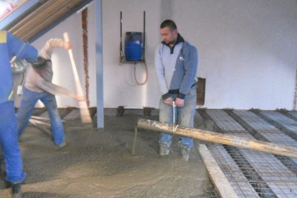 Подача бетона в зону работ бетононасосом