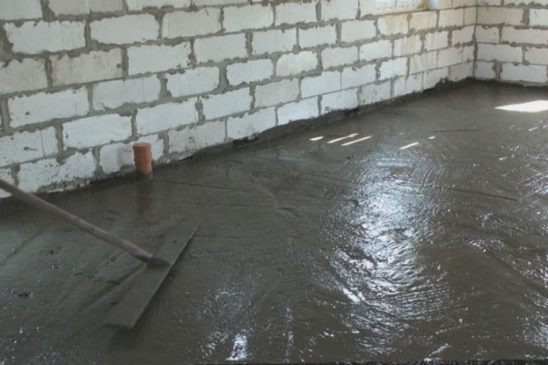 Финишная доводка поверхности бетонной плиты