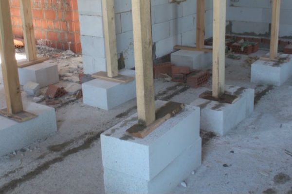 Следы на полу от протечек бетона в процессе бетонирования