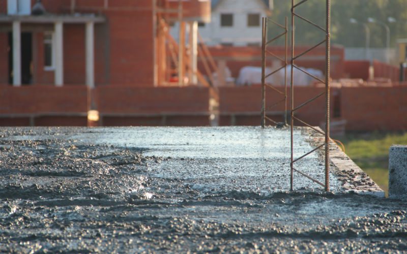Начало разравнивания бетона на плите сборно-монолитного перекрытия МАРКО