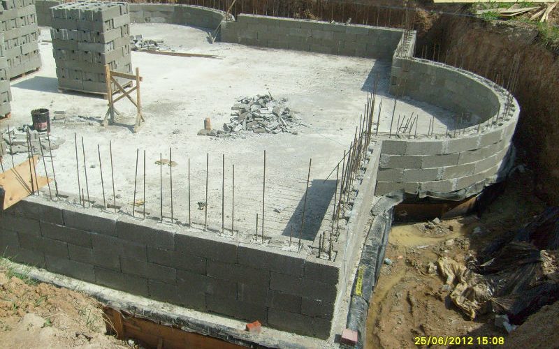 Строительство стен цокольного этажа