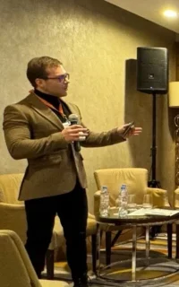 Дмитрий хлиманович на конференции Главный инженер Дмитрий Хлиманович показывет технологию на конференции «ГеоИнфо Forum & Expo» и «ПСД Митап»