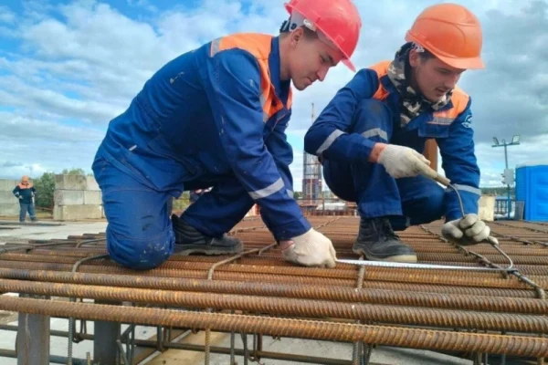Вязка ржавой арматуры 11