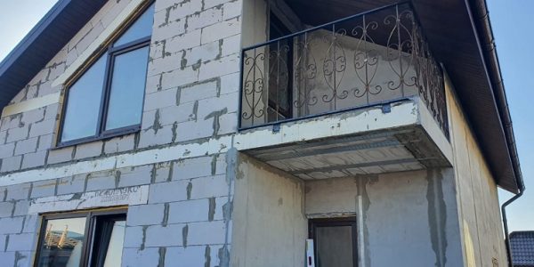 Балкон полуконсольного типа
