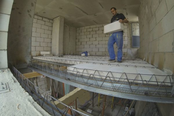 Монтаж газобетонных блоков в опалубку перекрытия