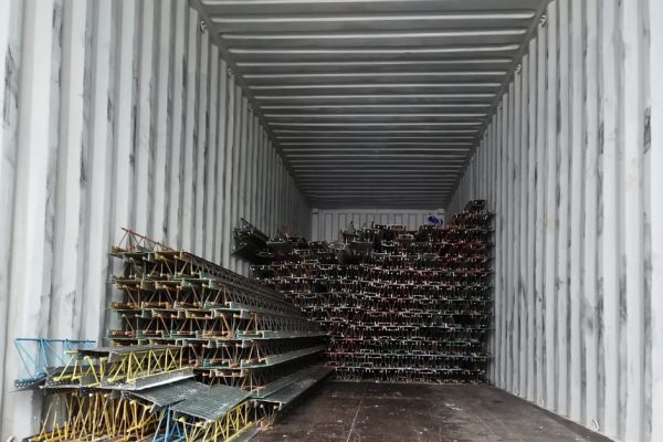 Погрузка балок АТЛАНТ в машину на производстве