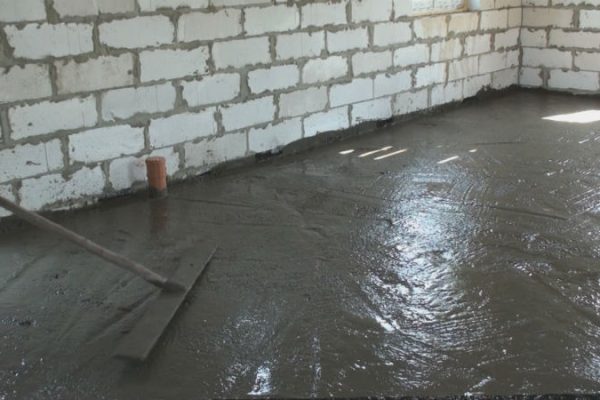 Финишная доводка поверхности бетонной плиты